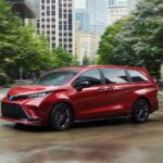 La Toyota Sienna Híbrida es uno de los mejores modelos de minivan nuevas del mercado, conocida por su eficiencia de combustible en la ciudad. Sin embargo, los compradores están sobrepagando por modelos usados de la Sienna híbrida debido a la escasez en el mercado. Según Melanie Musson, la fiabilidad y la durabilidad de la Sienna hacen que muchos compradores estén dispuestos a pagar precios altos por modelos usados, pero el precio puede no justificar el valor real del vehículo. La alta demanda de la versión híbrida hace que los compradores paguen más de lo que el vehículo vale en el mercado de autos usados, especialmente cuando se encuentra con precios inflados debido a la competencia.