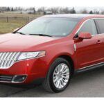El Lincoln MKT intentó presentarse como un SUV de lujo, pero su diseño anticuado y su gran parrilla rectangular lo hicieron lucir más como un concepto desactualizado que un modelo premium. A pesar de contar con características interiores de alta gama y un paseo cómodo, el MKT fue criticado por su aspecto demasiado conservador. Su proporción desajustada, con un techo largo y lados altos, contrastaba con el resto de la carrocería, creando una sensación de desbalance. A pesar de sus esfuerzos, el MKT nunca logró superar su diseño polarizante, y su producción fue detenida tras casi una década en el mercado.