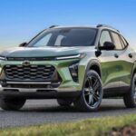 El Chevrolet Trax 2025 es una opción completamente rediseñada que alcanza hasta 32 mpg en carretera, lo que lo convierte en uno de los SUV más eficientes en su categoría. Aunque es un modelo más pequeño, el Trax ofrece un interior sorprendentemente espacioso, con suficiente espacio para las piernas en ambas filas de asientos.

Equipado con un sistema de infoentretenimiento moderno y soluciones inteligentes de almacenamiento, el Trax es perfecto tanto para la conducción en la ciudad como para escapadas de fin de semana. Este SUV compacto demuestra que reducir el tamaño del vehículo no significa sacrificar las características que realmente necesitas, además de proporcionar una eficiencia de combustible excepcional.
