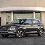 Precio: $20,200
El Hyundai Venue es uno de los SUV más baratos del mercado, con un precio base de $20,200. Aunque su motor de 1.6 litros y 121 hp es el menos potente de la lista, su consumo de 31 mpg combinado lo hace muy eficiente. Es una excelente opción para quienes buscan un SUV pequeño, fácil de maniobrar y con buenas características de seguridad, como la alerta de colisión frontal y el asistente de mantenimiento de carril.

A pesar de su tamaño compacto, el Venue tiene un interior funcional con suficiente espacio para pasajeros y carga. La pantalla táctil de 8 pulgadas es estándar, y el Apple CarPlay/Android Auto inalámbrico es un gran plus para la conectividad.