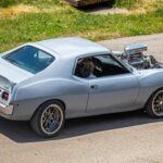El AMC Javelin de 1971 es otro clásico de los años 70 que aún está al alcance de muchos. Fabricado por la ahora desaparecida American Motors Corp, este coche fue un competidor directo del Ford Mustang en su época, lo que le dio una gran base de seguidores. Aunque AMC ya no existe como marca, el Javelin sigue siendo muy apreciado por su estilo y potencia.

Puedes encontrar un AMC Javelin 1971 por entre $10,000 a $20,000, lo que lo convierte en una de las opciones más asequibles para los coleccionistas que buscan un muscle car clásico. Aunque no es tan conocido como otros modelos de la época, su singularidad le da un atractivo especial.
