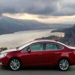 El Buick Verano fue un sedán compacto lanzado en 2012, diseñado para atraer a una nueva generación de compradores y revitalizar la marca Buick. El coche ofrecía un interior silencioso y de alta gama, así como un manejo suave. Sin embargo, el mercado de los sedanes compactos comenzó a declinar a medida que los consumidores se inclinaban más por los SUV y los crossovers.

A pesar de ser un coche bien diseñado y valorado, el Verano no logró captar el interés suficiente y la marca Buick optó por centrarse más en los SUV. Fue descontinuado en 2017 después de varios años de ventas mediocres. El Verano no logró hacer frente a las tendencias del mercado y a la creciente demanda de vehículos más versátiles.