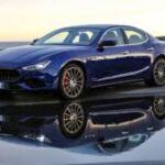 El Maserati Ghibli es un sedán de lujo que ofrece el estilo italiano y la velocidad que muchos anhelan, pero su precio elevado y su costoso mantenimiento hacen que no sea la mejor opción para la clase media. En solo cinco años, el Ghibli pierde un 64,7 % de su valor, lo que equivale a una pérdida de más de 70.000 dólares. Además, el Ghibli es conocido por sus problemas de fiabilidad, lo que resulta en reparaciones caras. Aunque su imagen de marca y su diseño llamativo pueden ser tentadores, la realidad es que los altos costos de mantenimiento y la rápida depreciación hacen que este Maserati sea más adecuado para quienes tienen un gran margen financiero, y no para los que buscan una buena inversión.