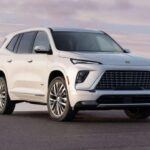 El Buick Enclave 2026 se sitúa como la joya de la corona de la marca americana. Su nueva generación apuesta por un diseño sobrio, armónico y sofisticado, alejándose de las estridencias para proyectar una elegancia atemporal. Sus líneas suaves y su frontal equilibrado transmiten serenidad y confianza.

Dentro de un mercado saturado de SUV que buscan destacar a toda costa, el Enclave ofrece una propuesta distinta: lujo silencioso y refinado, pensado para un público que aprecia el confort y la distinción sin necesidad de exageraciones. Es un SUV que demuestra que la verdadera elegancia no necesita gritar.