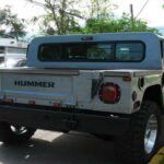 El Hummer H1 Pickup no necesita presentación. Nacido de la inspiración militar, este todoterreno descomunal es sinónimo de aventura extrema. Con motor diésel, tracción total permanente y gran altura libre, atraviesa terrenos imposibles con una facilidad sorprendente.

A pesar de su dureza, el H1 ofrece un interior cómodo y espacioso, con materiales pensados para soportar condiciones extremas. Es una camioneta que representa poder, resistencia y exclusividad, muy valorada por los entusiastas del 4x4.