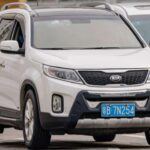 El Kia Sorento entre 2012 y 2015 sufrió notorios problemas mecánicos, incluyendo fallos de motor y transmisión que ocasionaron reparaciones muy caras. Para muchos clientes, esa etapa fue determinante para descartar la marca en el futuro.

Aunque Kia ha mejorado notablemente en los últimos años, persiste la crítica hacia la calidad de algunos materiales interiores, percibidos como menos premium que en modelos de la competencia. Esa combinación de factores hizo que muchos propietarios prometieran no volver a comprarlo.
