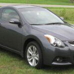 El Nissan Altima ofrece un equilibrio interesante entre comodidad y eficiencia. Este sedán mediano ha sido durante años un favorito por su conducción suave y consumos contenidos.

Las unidades de principios de la década de 2010 han demostrado una fiabilidad sorprendente, con propietarios que reportan kilometrajes elevados sin fallos graves. Por todo ello, el Altima sigue siendo una opción muy recomendable en el mercado de ocasión.