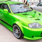 El Hyundai Tiburon GT de los 2000 combina motor V6, diseño deportivo y manejo entretenido a precio asequible. Aunque no es un coche de circuito, su estilo aerodinámico y dinámica ágil lo hacen atractivo para quienes buscan un coupé con personalidad.

Su interior sencillo pero cómodo y su relación precio-diversión lo convierten en una opción sólida para quienes desean un vehículo diferente y asequible, sin necesidad de potencia extrema.