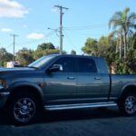 Cuando se habla de resistencia extrema, el Dodge Ram 3500 es un nombre obligado. Conocida por su impresionante capacidad de remolque y su fiabilidad legendaria, esta camioneta equipada con el motor Cummins diésel es un referente en trabajos pesados. Su durabilidad está avalada por miles de propietarios que la han llevado al límite, confirmando que es un vehículo que puede superar la vida útil de más de un dueño.