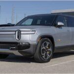 El Rivian R1S 2024 es un SUV eléctrico con 835 CV y cuatro motores independientes, lo que le otorga una tracción excepcional. Con suspensión neumática ajustable y autonomía de hasta 314 millas (505 km), se posiciona como el futuro del off-road sostenible. Su interior minimalista, con pantalla de 15,6 pulgadas y capacidad para 7 pasajeros, lo convierte en un rival directo de los grandes SUV tradicionales.