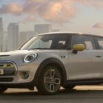 El Mini Cooper SE mantiene el encanto y la diversión de conducción propios de la marca, pero su autonomía de poco más de 180 km lo convierte en un coche poco práctico fuera del entorno urbano. Para quienes buscan un segundo coche puede tener sentido, pero no es recomendable como vehículo principal.