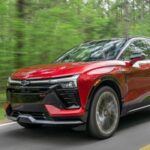 El Chevrolet Blazer EV ofrece más espacio que el Equinox, con precios que arrancan en 37.100 dólares y subirán a 44.600. Con hasta 503 km de autonomía y tracción total disponible, es un SUV eléctrico práctico y espacioso. Sin embargo, sus versiones superiores, como el Blazer SS, pueden resultar poco competitivas por encima de los 60.000 dólares tras octubre.