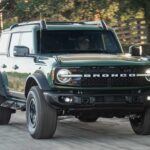 Para los amantes de la aventura, el Ford Bronco combina capacidad off-road con estilo y asequibilidad, con un rango de precios de 40,990 a 77,630 dólares. Los modelos usados se pueden encontrar alrededor de los 30,000 dólares, ofreciendo un equilibrio perfecto entre diversión, diseño y valor. Su versatilidad lo hace ideal para entusiastas del aire libre y escapadas de fin de semana.