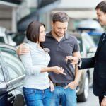 Un pulido y encerado regular mantiene la carrocería en óptimas condiciones. Esta sencilla práctica protege frente a la corrosión, preserva el brillo original y refuerza el valor estético del coche. Eso sí, conviene evitar lavados automáticos agresivos, ya que eliminan la cera protectora y acortan la vida del tratamiento.