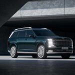El Hyundai Palisade 2026, con un precio inicial de 39.435 dólares, se renueva con un diseño más alineado con la gama actual de Hyundai. Ofrece un habitáculo muy espacioso, motores V6 o híbrido de 349 CV y una dotación tecnológica de primera. Su sistema de asientos eléctricos deslizables desde el maletero lo convierte en uno de los SUV más prácticos del segmento.