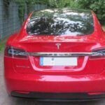 La digitalización también trae complicaciones, y el Tesla Model S es prueba de ello. Sus frecuentes fallos de software suponen un gran reto, ya que requieren tanto conocimientos de mecánica como de informática avanzada. A menudo, las actualizaciones retrasan las reparaciones, y el diagnóstico depende de sistemas que no siempre están al alcance de talleres independientes.