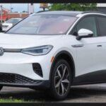 Cerrando la lista, el Audi e-tron Sportback alcanza 222 millas de autonomía (357 km aprox.), destacando por su diseño coupé y la calidad de construcción propia de la marca. Su sistema Virtual Cockpit y la interfaz MMI touch garantizan una experiencia digital de alto nivel, mientras que la dinámica de conducción conserva el sello deportivo de Audi.