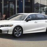 Por último, el Honda Civic 2025, con un precio inicial de $24,250, destaca por su fiabilidad a largo plazo. Este compacto económico frecuentemente supera en durabilidad a vehículos que cuestan el doble, ofreciendo bajo mantenimiento y mecánica sencilla, perfecta para conductores jóvenes o familias que buscan un coche resistente sin grandes costes.