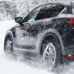 El Mazda CX-5 es, probablemente, el que más controversia genera en esta lista. Es un SUV atractivo, con un interior de calidad y motores muy agradables de conducir. Sin embargo, su espacio interior es limitado en comparación con otros compactos del segmento, y eso penaliza su uso familiar. Además, su precio en versiones altas roza el de modelos premium, restándole competitividad.