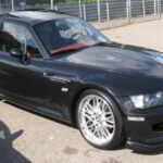 El BMW Z3 M Coupé, apodado “Zapato de Payaso” por su silueta, debutó en 1998 como un deportivo de nicho. Su estética poco convencional lo mantuvo en un segundo plano comercial, pero hoy es uno de los BMW más codiciados. Su rareza —se fabricaron pocas unidades— y sus prestaciones de alto nivel lo convierten en un clásico moderno con precios al alza en el mercado de segunda mano.