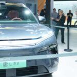 El BYD Tang L añade un plus de versatilidad respecto al Sealion: una tercera fila de asientos, manteniendo un precio competitivo cercano a los 33.500 dólares. Sus 375 millas de autonomía y un interior bien equipado lo colocan como uno de los rivales más completos del Tesla Model Y en 2025.