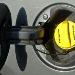 Un muelle flojo en la tapa de gasolina puede hacer que quede medio abierta o que cueste cerrarla. Sin embargo, pocos compradores de segunda mano se fijan en este detalle y casi nadie lo considera un defecto grave. Una goma elástica o incluso cinta adhesiva pueden servir como solución temporal sin necesidad de pasar por el taller.