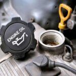 El error más básico pero potencialmente más desastroso es olvidar colocar la tapa de llenado. Arrancar el motor sin ella provoca que el aceite salga por todas partes, contaminando el compartimento del motor y obligando a repetir todo el proceso de cambio. Asegúrate siempre de que la tapa esté bien colocada antes de encender el coche.