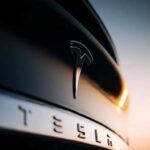 Tesla combina tecnología punta con garantías extensas. Modelos como Model S, Model X y Cybertruck cuentan con 8 años o 160.000 km de cobertura de tren motriz y batería, mientras que Model 3 y Model Y alcanzan entre 8 años y 120.000–160.000 km según la versión. La garantía cubre reemplazo de batería si cae por debajo del 70% de capacidad, lo que garantiza tranquilidad en viajes de larga distancia.