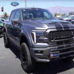 El Ford F-Series continúa siendo el rey absoluto del mercado estadounidense. Desde hace más de cuatro décadas es el vehículo más vendido del país, y en 2025 sigue sin ceder terreno. La clave de su éxito está en la variedad de motores, que incluyen versiones híbridas y totalmente eléctricas, así como en su capacidad de adaptación a cualquier necesidad. En EE. UU., tener un F-150 es casi un símbolo cultural, comparable al dominio de Ferrari en sus años dorados de Fórmula 1.