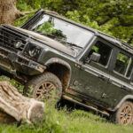 El Ineos Grenadier es la prueba de que la inspiración de Jeep sigue viva en pleno siglo XXI. Lanzado en 2020, su diseño recuerda inmediatamente al Land Rover Defender clásico y, por extensión, al Jeep original.
Su creador, Sir Jim Ratcliffe, reconoció abiertamente que analizó a Jeep, Land Cruiser y Mercedes G-Wagon para construir su todoterreno. Con motores BMW y un planteamiento purista, el Grenadier pretende devolver al mercado esa esencia de 4x4 auténtico que Jeep popularizó hace más de 80 años.