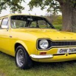 Ford solía elegir nombres con glamour como Capri o Cortina. Sin embargo, para su modelo compacto decidió llamarlo Escort, un término que en inglés tiene significados poco recomendables. A pesar de su buena aceptación en Europa, el nombre siempre levantó comentarios curiosos y hasta polémicos.