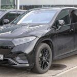 El Mercedes-Benz EQS es la cúspide del lujo eléctrico alemán. Con una autonomía de hasta 560 km y una experiencia de conducción serena, este modelo está pensado para quienes buscan confort absoluto. Sus dos motores eléctricos ofrecen aceleración lineal y un silencio de marcha casi hipnótico.

En el interior, el protagonista absoluto es el MBUX Hyperscreen de 56 pulgadas, que ocupa todo el salpicadero y convierte la cabina en una sala de control digital. Materiales ecológicos, detalles de lujo y la eficiencia típica de Mercedes lo posicionan como referencia en la categoría.