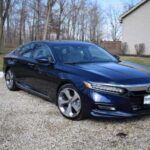 Aunque el Accord ha sido históricamente uno de los sedanes más recomendados, en 2022 empezó a mostrar signos de estancamiento. Su diseño, aunque elegante, no innova lo suficiente; además, su propuesta tecnológica no supera a la de sus rivales coreanos. Sí, sigue siendo fiable y espacioso, pero en un segmento tan competitivo, eso ya no basta para destacar.