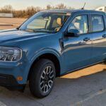 En la cima de nuestra lista está la Maverick Lariat, que ofrece el motor 2.0L EcoBoost o la versión híbrida. Con características premium, tecnología moderna y dimensiones compactas, esta camioneta destaca por su excelente relación entre precio, eficiencia y valor de reventa, convirtiéndola en la mejor elección para compradores primerizos.