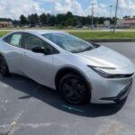 El Toyota Prius LE sigue siendo el referente de los híbridos con 57 mpg combinados y tecnología Safety Sense 3.0. Su pantalla táctil de 8 pulgadas y diseño futurista hacen del Prius LE un modelo eficiente, seguro y elegante, con un precio estimado de 28.000 $.