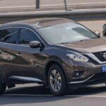 El Nissan Murano es uno de los SUV más refinados de su segmento. Su interior combina materiales de alta gama y un diseño elegante que genera una atmósfera premium sin un precio prohibitivo.

La interfaz multimedia es rápida e intuitiva, con integración fluida para smartphones. Con un diseño cuidado y una experiencia de conducción cómoda, el Murano es una de las opciones más equilibradas para quienes buscan lujo económico.