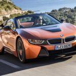 El BMW i8 es un coche futurista que parecía un prototipo de salón llevado a producción. Sus puertas de tijera, carrocería esculpida y chasis de fibra de carbono lo hacen parecer más caro de lo que es. En el mercado usado se puede encontrar por unos 34.000 dólares.

Aunque su motor de tres cilindros turbo más propulsión eléctrica no lo convierte en el más veloz de la lista, sí es uno de los más llamativos. Su diseño atemporal y su carácter híbrido lo convierten en un coche único para quienes buscan exclusividad sin gastar una fortuna.