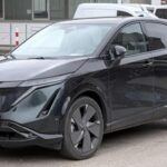 El Nissan Ariya completa este listado con un enfoque innovador. Su interior destaca por el uso de materiales reciclados y de origen biológico, lo que lo convierte en un referente en sostenibilidad dentro de la gama de eléctricos accesibles. Con autonomía competitiva y un diseño futurista, el Ariya muestra la visión de Nissan hacia una movilidad más limpia.