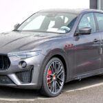 El Maserati Levante Trofeo pone el toque italiano con un V8 biturbo de 3.8 litros fabricado por Ferrari, que desarrolla 590 caballos y alcanza 302 km/h.
Su interior mezcla elegancia deportiva con detalles de fibra de carbono y cuero de alta gama, mientras que su tracción integral y suspensión adaptativa lo hacen apto tanto para curvas exigentes como para viajes familiares.