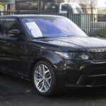 El Range Rover Sport SVR combina la tradición todoterreno de la marca con un rendimiento brutal. Su V8 sobrealimentado de 575 caballos permite alcanzar los 100 km/h en apenas 4,3 segundos.
Lo mejor es que mantiene la capacidad de rodar sobre firmes irregulares sin perder comodidad, ofreciendo dirección directa, frenos potentes y asientos que sujetan con firmeza. Un SUV que invita tanto a devorar autopistas como a salir del asfalto.