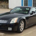El Cadillac XLR buscaba lujo y exclusividad, pero a un precio cercano a los 80.000 dólares, ofrecía poco más que un Corvette más caro. El techo retráctil y la electrónica eran notoriamente poco fiables, aunque sí introdujo tecnologías avanzadas como la llave digital antes que otros fabricantes. Su combinación de precio elevado y fallos mecánicos lo hizo poco atractivo para los compradores.