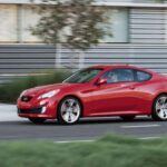 El Hyundai Genesis Coupe intentó competir con Mustang y Nissan 370Z, ofreciendo tracción trasera, opciones de motor V6 o turbo y un diseño agresivo. Reconocido por su buena relación precio-rendimiento y potencial de tuning, nunca superó la percepción de “marca coreana” y fue descontinuado al relanzarse Hyundai como marca premium.