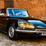 Aunque la Citroën DS llegó a producción y se convirtió en un icono, su concepto inicial fue tan revolucionario que merece mención. Con suspensión hidroneumática auto-nivelante, carrocería aerodinámica y tablero futurista, ofrecía una experiencia de conducción adelantada décadas a su tiempo. Los concesionarios rurales tuvieron dificultades para mantener la tecnología, por lo que la producción final incluyó ciertas simplificaciones.