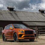 El Bentley Bentayga es el SUV más lujoso de la lista, con motor V8 de serie y sistema híbrido suave de 48 V. Su potencia y par motor son impresionantes, aunque el consumo alcanza solo 14 mpg ciudad y 21 mpg carretera. Cada detalle del interior está pensado para el lujo extremo: cuero suave, madera elegante y alfombras de lujo. Con un precio base de $207,000, destaca como un SUV híbrido suave para quienes buscan exclusividad y confort sin comprometer potencia ni tecnología.