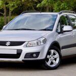 Suzuki, con más de 3,2 millones de vehículos producidos anualmente, se distingue por su enfoque en coches pequeños y asequibles, especialmente demandados en mercados emergentes como India. Su estrategia práctica y económica asegura relevancia en regiones donde la accesibilidad es clave, consolidando su posición como una marca global confiable y eficiente.