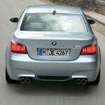 La idea de conducir un BMW usado puede ser tentadora por el prestigio de la marca alemana, pero la realidad es distinta. Los costes de mantenimiento y reparación son muy elevados, y los fallos recurrentes en electrónica, suspensión y transmisión pueden arruinar la experiencia. Incluso con contratos de servicio extendidos, su fiabilidad deja mucho que desear en comparación con rivales más asequibles y duraderos.