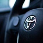 La relación con el cliente no termina en el concesionario. Marcas como Toyota y Honda han construido su reputación en gran parte gracias a un excelente servicio postventa. Revisiones periódicas, campañas de mantenimiento y soluciones rápidas a problemas garantizan que el coche siga funcionando como el primer día durante muchos años.