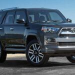 Toyota es líder global en fiabilidad y ventas, pero también aparece en el top de incidentes: 29,09 por cada 1.000 conductores en 2024. La explicación está en la enorme base de usuarios. Muchos ven en un Toyota un simple electrodoméstico con ruedas: práctico, barato y sin pasión por conducir. Esa falta de implicación hace que se perciba a sus conductores como distraídos o inseguros, especialmente en modelos como el Corolla o el Camry.
