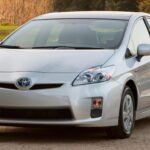 La tercera generación del Prius presentó problemas con el inversor híbrido, que podía activar el modo de emergencia o apagar el sistema. Toyota retiró unidades afectadas y realizó el servicio de manera gratuita. Además, algunos ejemplares presentan fallos en la junta de culata con alto kilometraje. Solo se debe considerar un Prius con comprobante de reparación del recall y revisión completa del sistema híbrido. Precios aproximados: 6.000–10.000 $ (2010) y 9.000–13.000 $ (2014).