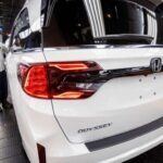 La minivan Honda Odyssey, ensamblada en EE. UU., incluye motor y transmisión locales. El restante 30 % proviene de Japón y proveedores especializados. Consistentemente en el American-Made Index desde 2017, destaca por fiabilidad, espacio interior y versatilidad, convirtiéndola en la minivan americana por excelencia.